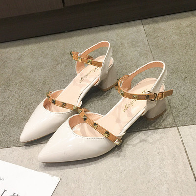 Stílusos női sarkú cipő két színben, fűzőlyukkal