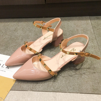 Stílusos női sarkú cipő két színben, fűzőlyukkal