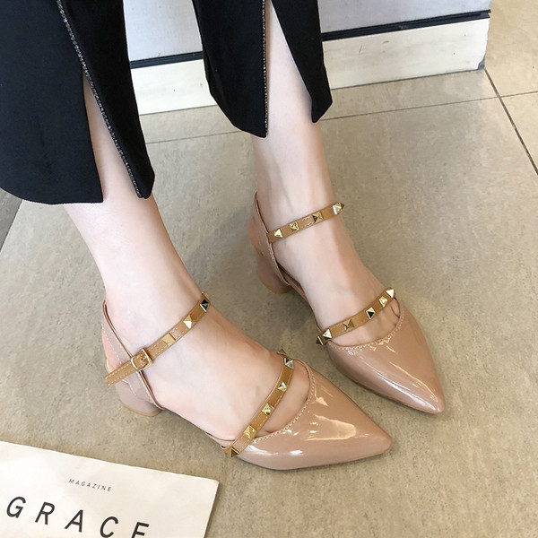 Stílusos női sarkú cipő két színben, fűzőlyukkal