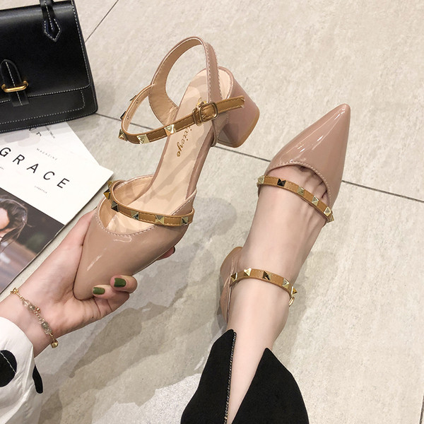 Stílusos női sarkú cipő két színben, fűzőlyukkal