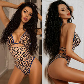 Modern teljes fürdőruha kivágásokkal és leopárdmintával