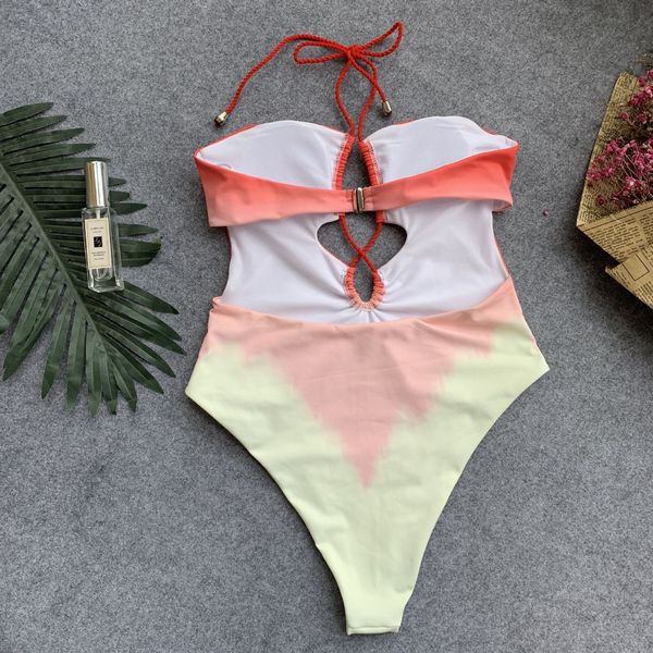 Egy egész fürdőruha, nyakkendőkkel lefolyó színben