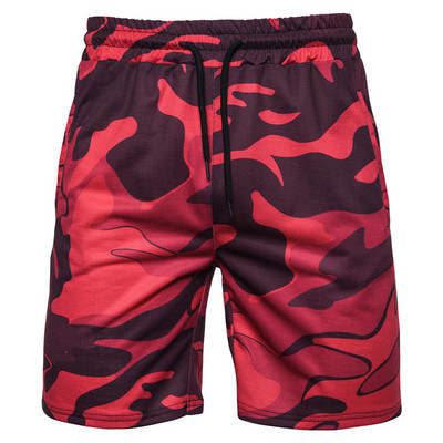 Sport-alkalmi férfi rövidnadrág terepszínű motívumokkal és oldalszegéllyel