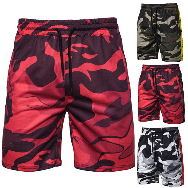 Sport-alkalmi férfi rövidnadrág terepszínű motívumokkal és oldalszegéllyel