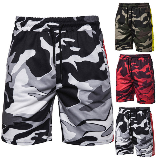 Sport-alkalmi férfi rövidnadrág terepszínű motívumokkal és oldalszegéllyel