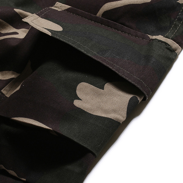 Alkalmi férfi rövidnadrág oldalzsebekkel, terepszínű mintával