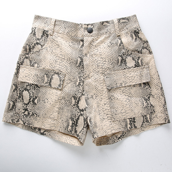 Modern női rövidnadrág kígyómintával, magas derékkal