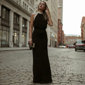 Elegáns, gyöngyökkel díszített női ruha fekete színben