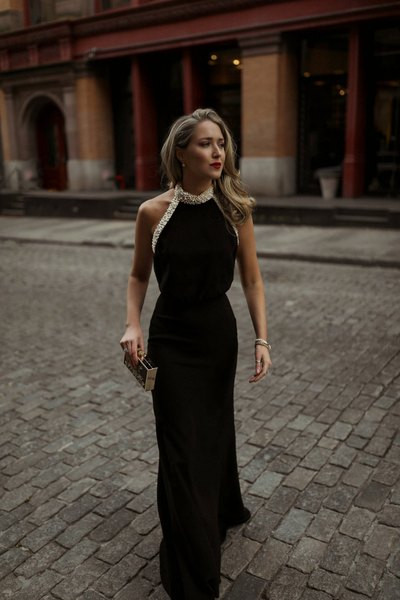 Elegáns, gyöngyökkel díszített női ruha fekete színben