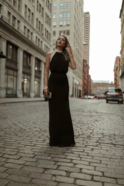 Elegáns, gyöngyökkel díszített női ruha fekete színben