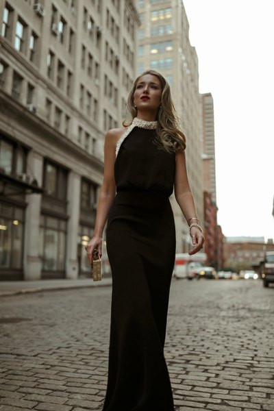 Elegáns, gyöngyökkel díszített női ruha fekete színben