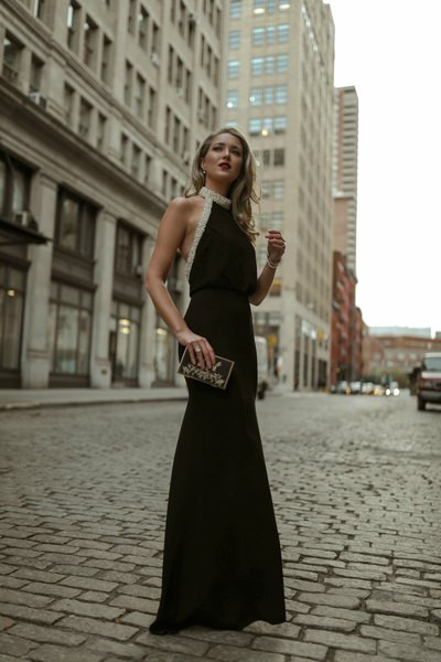 Elegáns, gyöngyökkel díszített női ruha fekete színben