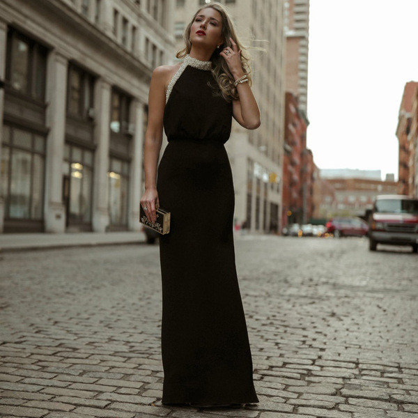 Elegáns, gyöngyökkel díszített női ruha fekete színben