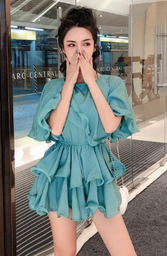 Modern női ruha modell fehér, kék és sárga színben