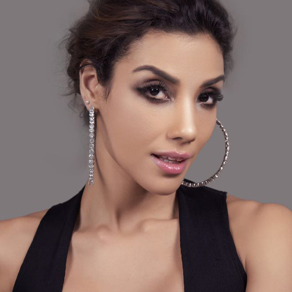 Κομψά γυναικεία σκουλαρίκια σε στρογγυλό σχήμα και πέτρες σε τρία χρώματα