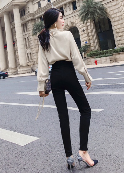 Μοντέρνο γυναικείο παντελόνι με ζώνη και ψηλή μέση σε μαύρο χρώμα