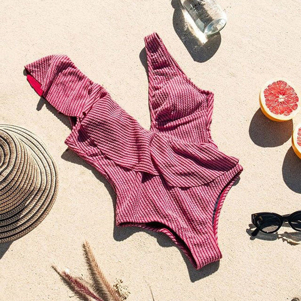 Costum de baie elegant, cu un decolteu adânc, de culoare roșie