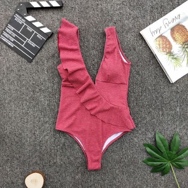 Costum de baie elegant, cu un decolteu adânc, de culoare roșie