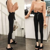 Modern női nadrág gombokkal és magas derekú övvel fekete színben