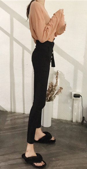 Modern női nadrág gombokkal és magas derekú övvel fekete színben