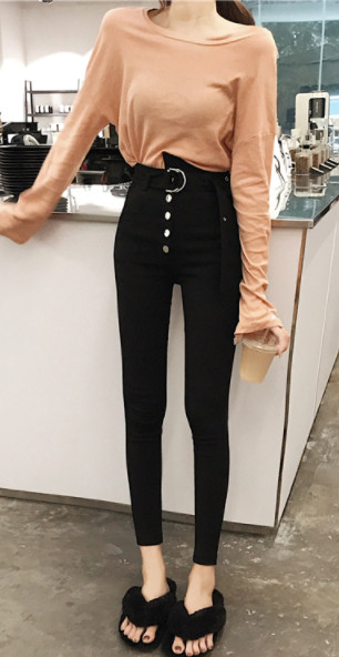 Modern női nadrág gombokkal és magas derekú övvel fekete színben