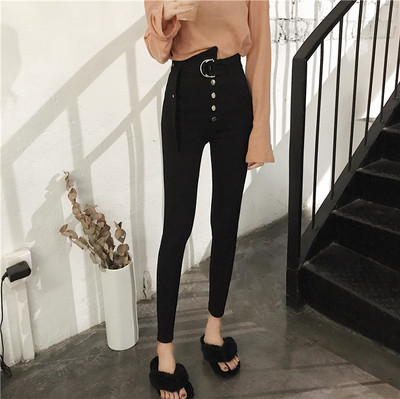 Modern női nadrág gombokkal és magas derekú övvel fekete színben