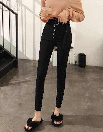 Modern női nadrág gombokkal és magas derekú övvel fekete színben