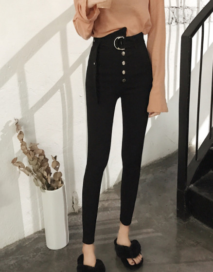 Modern női nadrág gombokkal és magas derekú övvel fekete színben