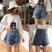 Modern rövid farmer szakadt motívumokkal, magas derékkal, kék színben