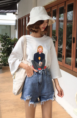 Modern rövid farmer szakadt motívumokkal, magas derékkal, kék színben