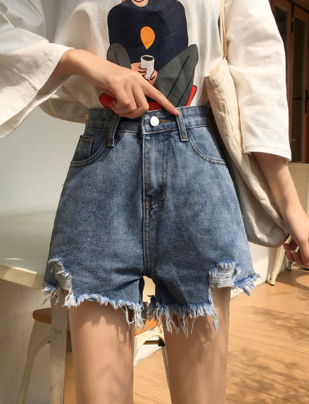 Modern rövid farmer szakadt motívumokkal, magas derékkal, kék színben