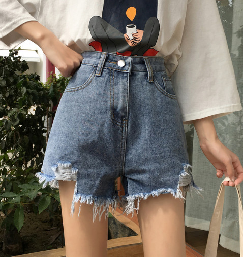 Modern rövid farmer szakadt motívumokkal, magas derékkal, kék színben