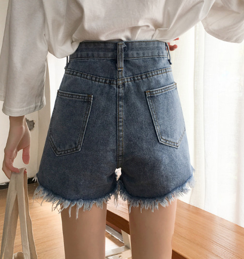 Modern rövid farmer szakadt motívumokkal, magas derékkal, kék színben