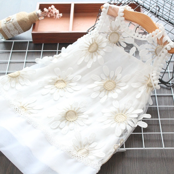 3D elemekkel díszített fehér gyerekruha lányoknak