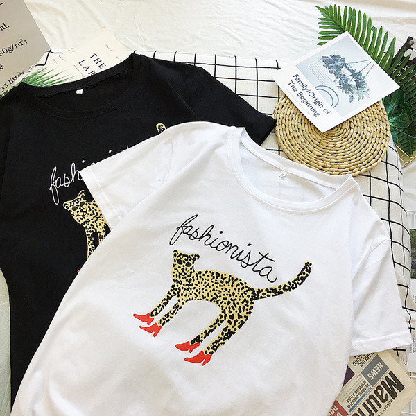 Μοντέρνο  γυναικείο μπλουζάκι σε μαύρο και άσπρο με εφαρμογές