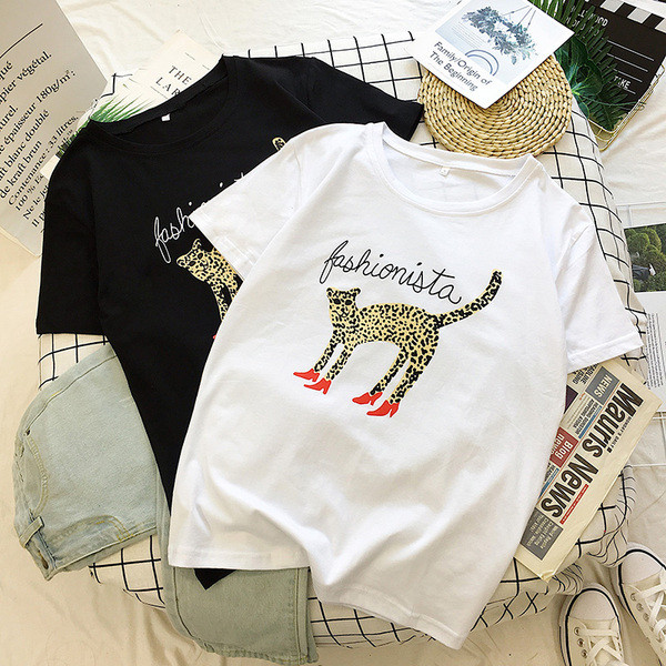 Μοντέρνο  γυναικείο μπλουζάκι σε μαύρο και άσπρο με εφαρμογές