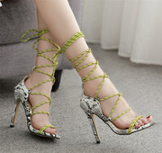 Μοντέρνα γυναικεία σανδάλια με πολύχρωμες ζεύξεις και λεπτό τακούνι  11cm σε μαύρο χρώμα 