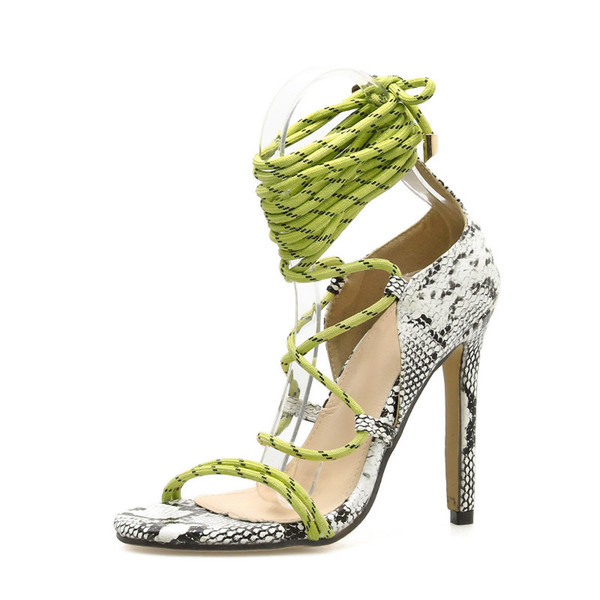 Μοντέρνα γυναικεία σανδάλια με πολύχρωμες ζεύξεις και λεπτό τακούνι  11cm σε μαύρο χρώμα 