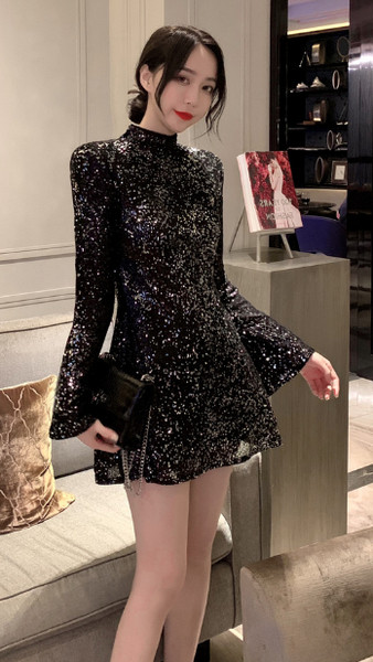 Modern női ruha fényes elemekkel, hosszú ujjú fekete színben