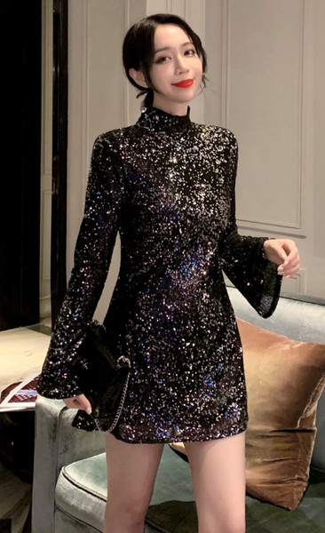 Modern női ruha fényes elemekkel, hosszú ujjú fekete színben