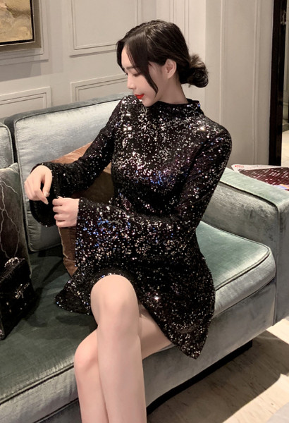 Modern női ruha fényes elemekkel, hosszú ujjú fekete színben