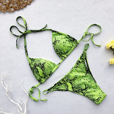 Jelenlegi fürdőruha háromszög alakú felsővel, három színben