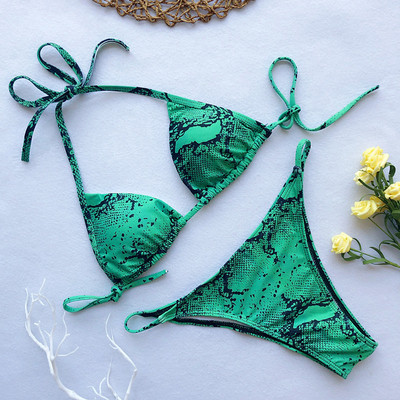 Jelenlegi fürdőruha háromszög alakú felsővel, három színben