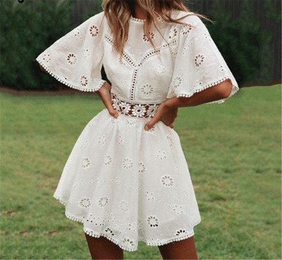 Modern női rövid ruha 3/4 széles ujjakkal, fehér színben