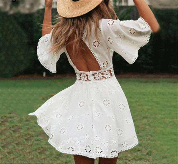 Modern női rövid ruha 3/4 széles ujjakkal, fehér színben