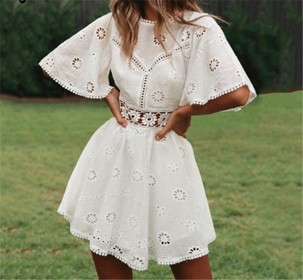 Modern női rövid ruha 3/4 széles ujjakkal, fehér színben