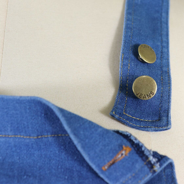 Modern rövid overall zsebekkel és kék flitterekkel