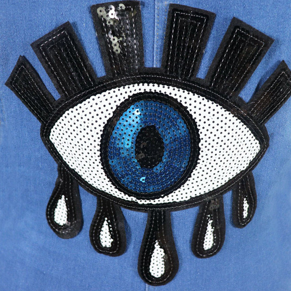 Modern rövid overall zsebekkel és kék flitterekkel