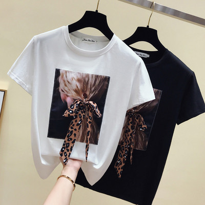 Μοντέρνο γυναικείο μπλουζάκι σε μαύρο και άσπρο με εφαρμογή