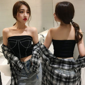 Modern női mellszoba fekete színben, díszítéssel